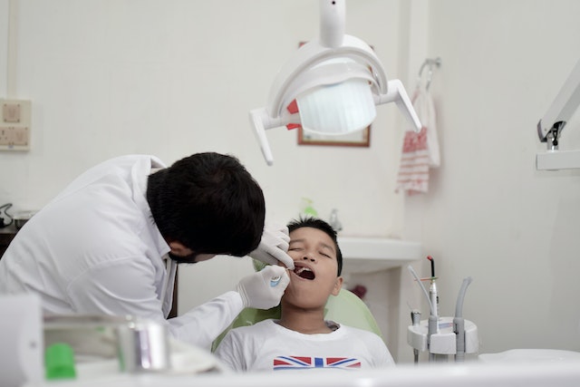 Ilustrasi pemeriksan dokter gigi terbaik di semarang